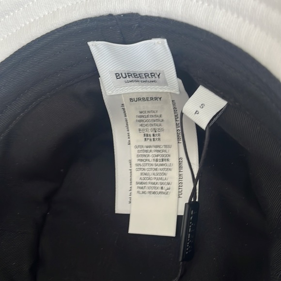 BURBERRY
White Cotton Location Print Bucket Hat 🤩 - Picture 5 of 7